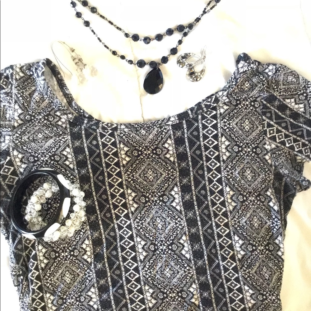 Chic black and white short sleeved crop top. Small - Picture 2 of 3
